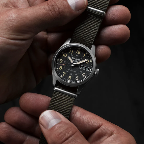 Montre Seiko 5 - FIELD Series - Cadran Noir - SRPJ85K1